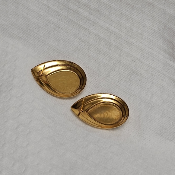 Vintage black and gold teardrop stud costume earrings - Picture 2 of 3